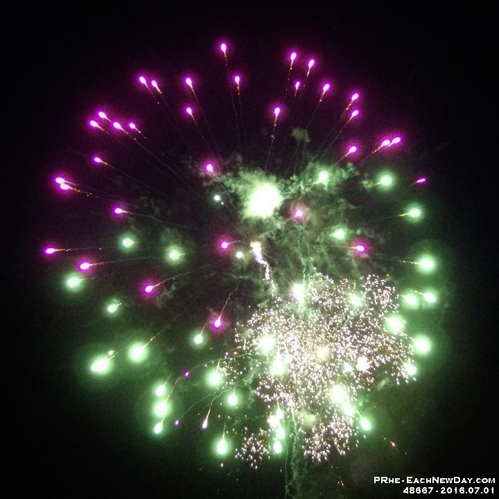 48667RoCrExSh - July 1st fireworks in Bobcaygeon